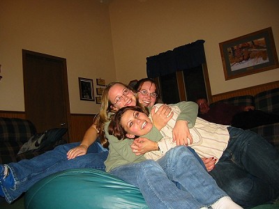 girls1.jpg (34482 bytes)